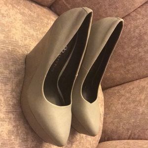 Grey Rock & Republic wedges.